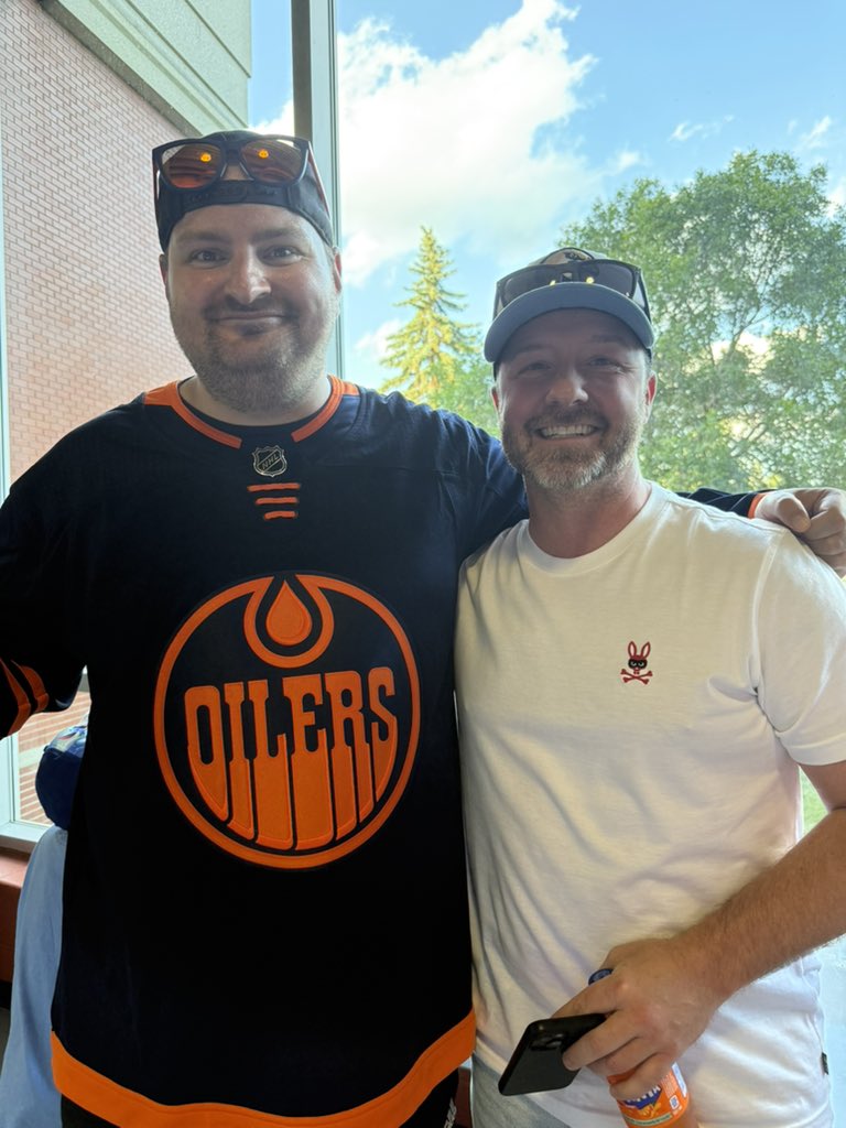 I’ve also met <a href="/Youngerngunner/">Chris Young</a> tonight at the <a href="/EdmRiverhawks/">Edmonton Riverhawks</a> game too! 🦅⚾️🧢

#YEG
#RockTheHawk