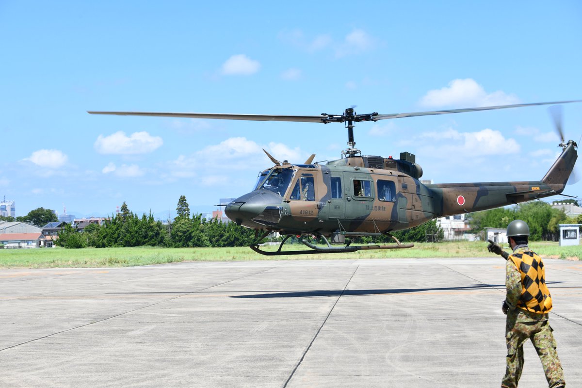 津波警報発令に伴う航空偵察
#東北方面航空隊 所属の映像伝送機　UH-1J２機は、１０時１６分 #霞目飛行場 を離陸し、青森県、岩手県、宮城県、福島県沿岸部の津波の被害状況を上空から情報収集中です。
#津波　#沿岸部から離れて　#逃げて