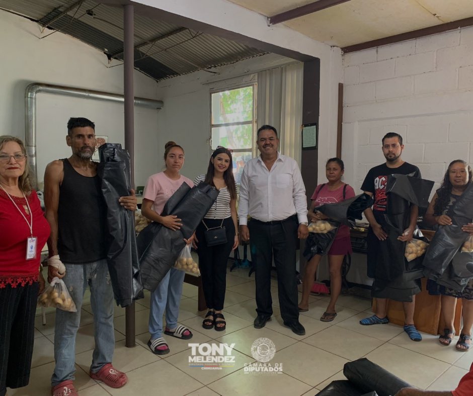 ¡Estamos para ayudar! 🤲🏼

Hoy por medio de la DIF Seccional de Lázaro Cardenas del Municipio de Meoqui, hicimos entrega de un apoyo de hule a diferentes familias de esta comunidad.

¡Un verdadero gusto aportarles y apoyarles! 🫶🏻

#CámaraDeDiputados #LXVILegislatura #TonyMelendez