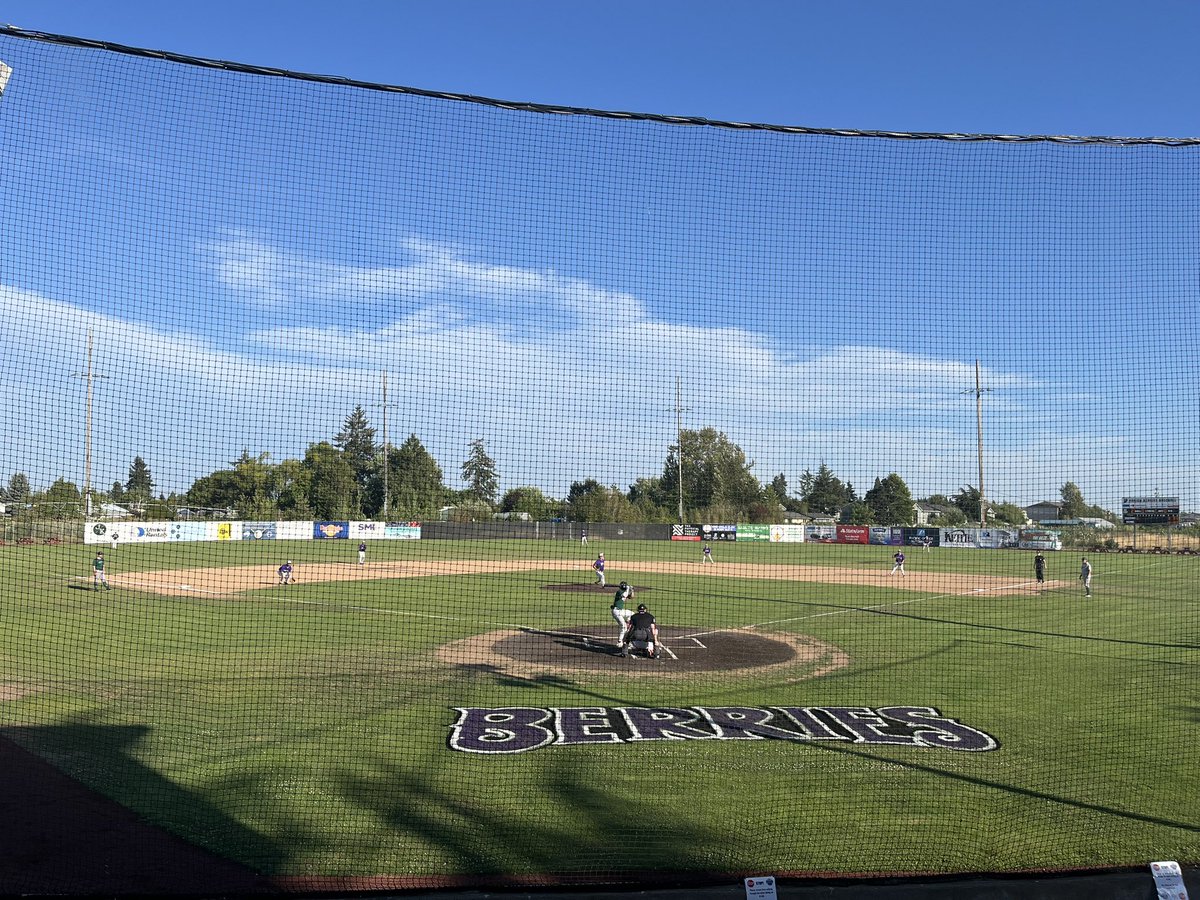 DJPerlberg's tweet photo. At Chemeketa Baseball Field for @BerriesBSBL vs. @CowlitzBBears https://t.co/1Q2YfjgsIe
