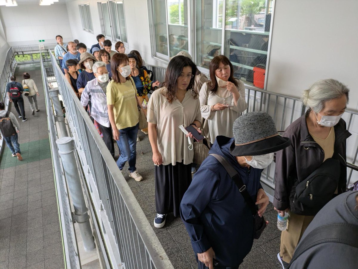 【公式】北海道新聞釧路報道部〈ココカラ~読者とつくる紙面〉 (@kokokara_news) on Twitter photo 津波警報を受け、釧路市や周辺でも各地で多くの人が避難をしています。釧路総合振興局は、釧路駅前の北大通(道道24号、200メートル)を午前10時から通行止めにしています。写真は釧路町のいづみ公園避難タワー。午前9時50分ごろの様子です
hokkaido-np.co.jp/article/119268… 津波警報を受け、釧路市や周辺でも各地で多くの人が避難をしています。釧路総合振興局は、釧路駅前の北大通(道道24号、200メートル)を午前10時から通行止めにしています。写真は釧路町のいづみ公園避難タワー。午前9時50分ごろの様子です
hokkaido-np.co.jp/article/119268…