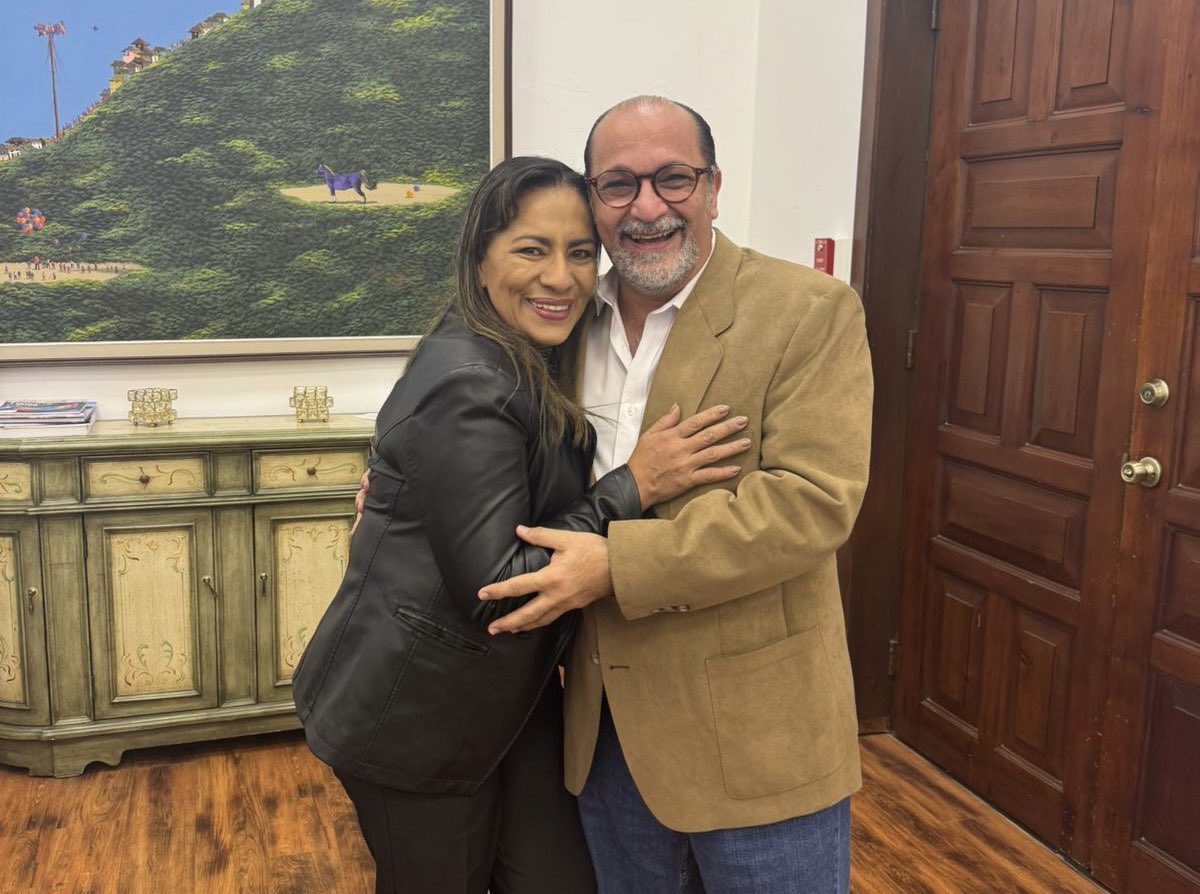 Presidencia Ecuador 🇪🇨 (@presidencia_ec) on Twitter photo Felicitamos a Humberto Plaza, <a href="/Coplaza88/">Humberto Plaza Argüello</a>, por su nueva designación, como Gobernador del Guayas, <a href="/goberguayasec/">Gobernación del Guayas</a>.
Su amplia experiencia y compromiso con el bienestar de los ecuatorianos se verá reflejado en su trabajo desde esta institución. Felicitamos a Humberto Plaza, <a href="/Coplaza88/">Humberto Plaza Argüello</a>, por su nueva designación, como Gobernador del Guayas, <a href="/goberguayasec/">Gobernación del Guayas</a>.
Su amplia experiencia y compromiso con el bienestar de los ecuatorianos se verá reflejado en su trabajo desde esta institución.