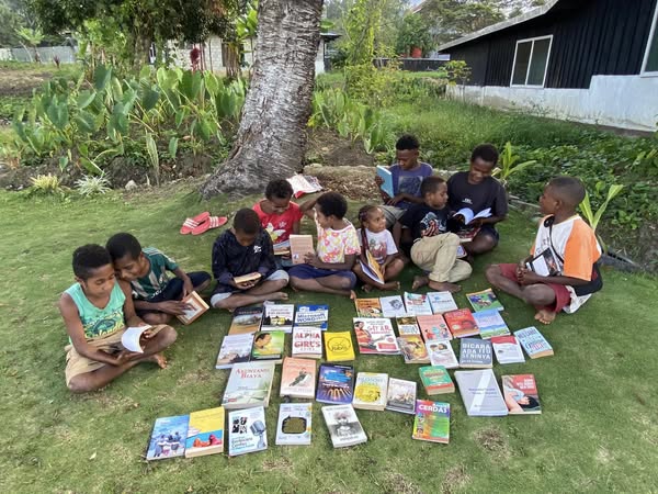 dengan keterbatasan akses buku bacaan, mereka adalah anak-anak kecil yang mencintai buku di Kota Wamena Papua Pegunungan