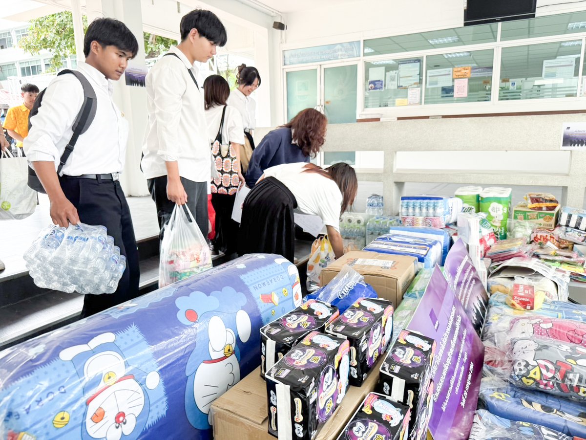 ราชมงคลพระนคร ร่วมส่งต่อกำลังใจ บริจาคสิ่งของจำเป็นเพื่อส่งมอบให้กับประชาชนชาวไทยในศูนย์พักพิงผู้อพยพจากสถานการณ์ความไม่สงบบริเวณชายแดนไทย - กัมพูชา รวมถึงเจ้าหน้าที่ทหารด่านหน้าในพื้นที่ชายแดน เพื่อนำไปส่งต่อให้กับศูนย์พักพิงผู้อพยพ จ.สุรินทร์ และ จ.บุรีรัมย์