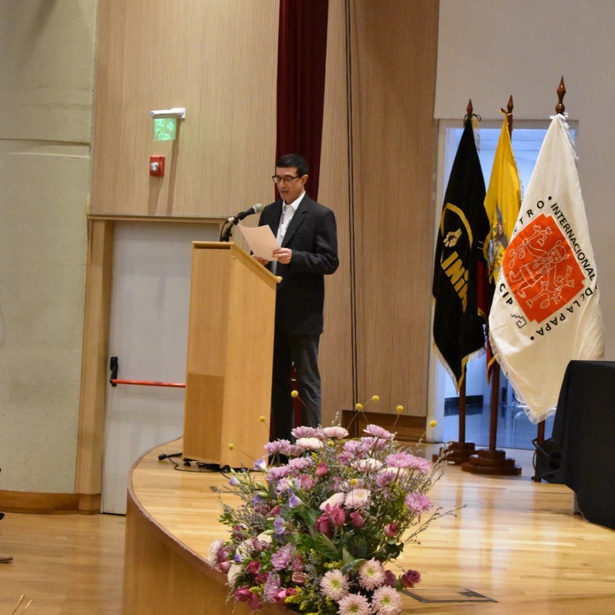 IniciativAndina's tweet photo. 🥔🔬 En #ALAP2025, el Dr. Jorge Andrade Piedra (CIP) presentó cómo las papas biofortificadas pueden reducir la anemia en Perú, integrando evidencia de campo y estrategias de escalamiento en sistemas alimentarios.

#PapasBiofortificadas #AnemiaCero #CIP #Perú #Ecuador https://t.co/EorOpqRHVf