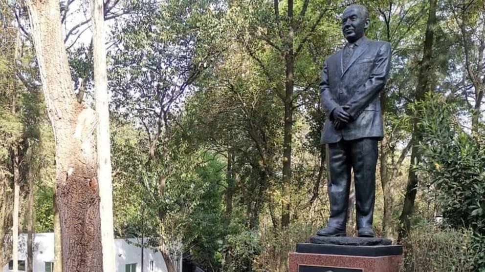 Desaparecen la estatua de Felipe Calderón de la avenida de Los Presidentes en Los Pinos. Revancha por las estatuas del Che y Fidel Castro que las quitó la alcaldesa panista.