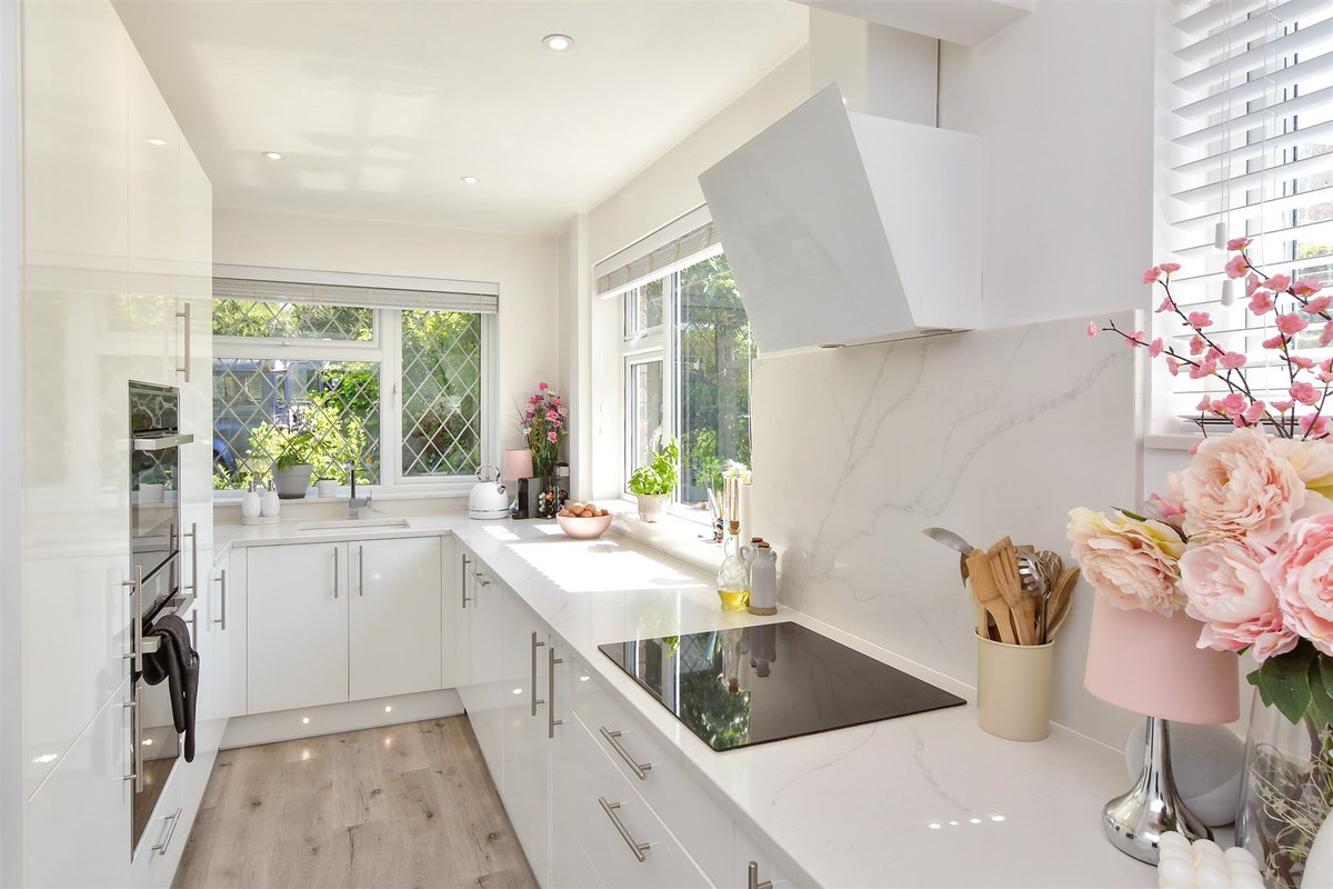 🏡 5 Bedrooms | Woodingdean, Brighton

Well-presented detached house offering bright and spacious accommodation. Stand out features include the outside space which includes an enclosed outside bar, summerhouse and greenhouse.

👉 birdeye.cx/m05j7o