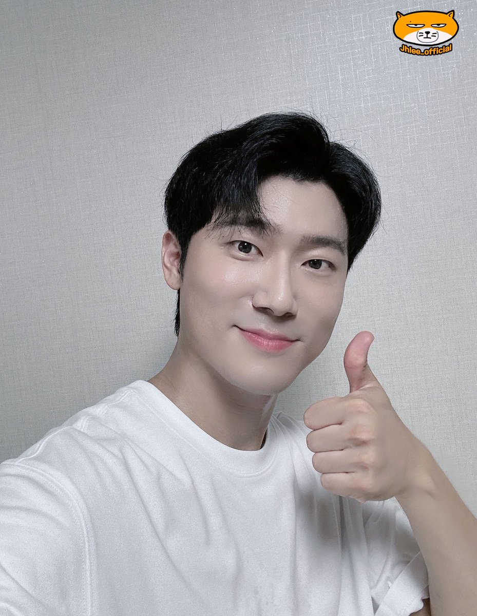 유튜브 ‘혜화로운 공연생활’ 채널에 배우님이 뮤지컬 마하고니 공부 방송으로 출연하셨습니다! 

공부 방송이 끝난 후 배우님으로부터 도착한 사진 전달 합니다 😄

진혁배우님의 게스트도 많이 보러와주세요 👋🏻
 
#이진혁 #마하고니