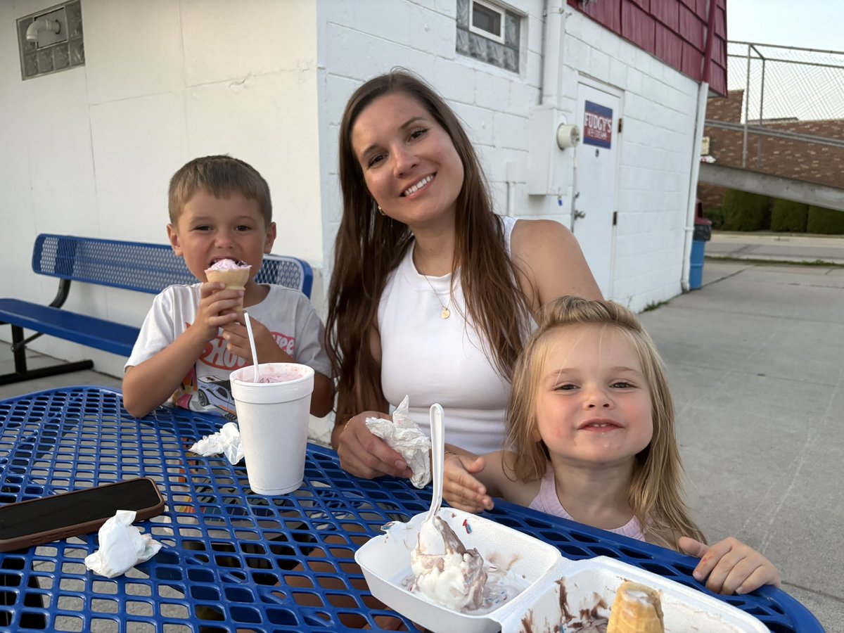 cmerrell3's tweet image. Happy Birthday to my lovely wife! We loved celebrating her all day today!