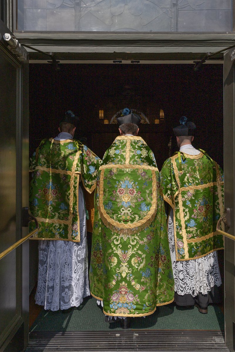OldStPatsKC's tweet photo. Canon Bredemann’s 1st Mass, a true Homecoming! 

All 3 sacred ministers all former Oratory Altar Boys now ordained Canons @ICKSP! Te Deum! https://t.co/tqk8pMBEzh