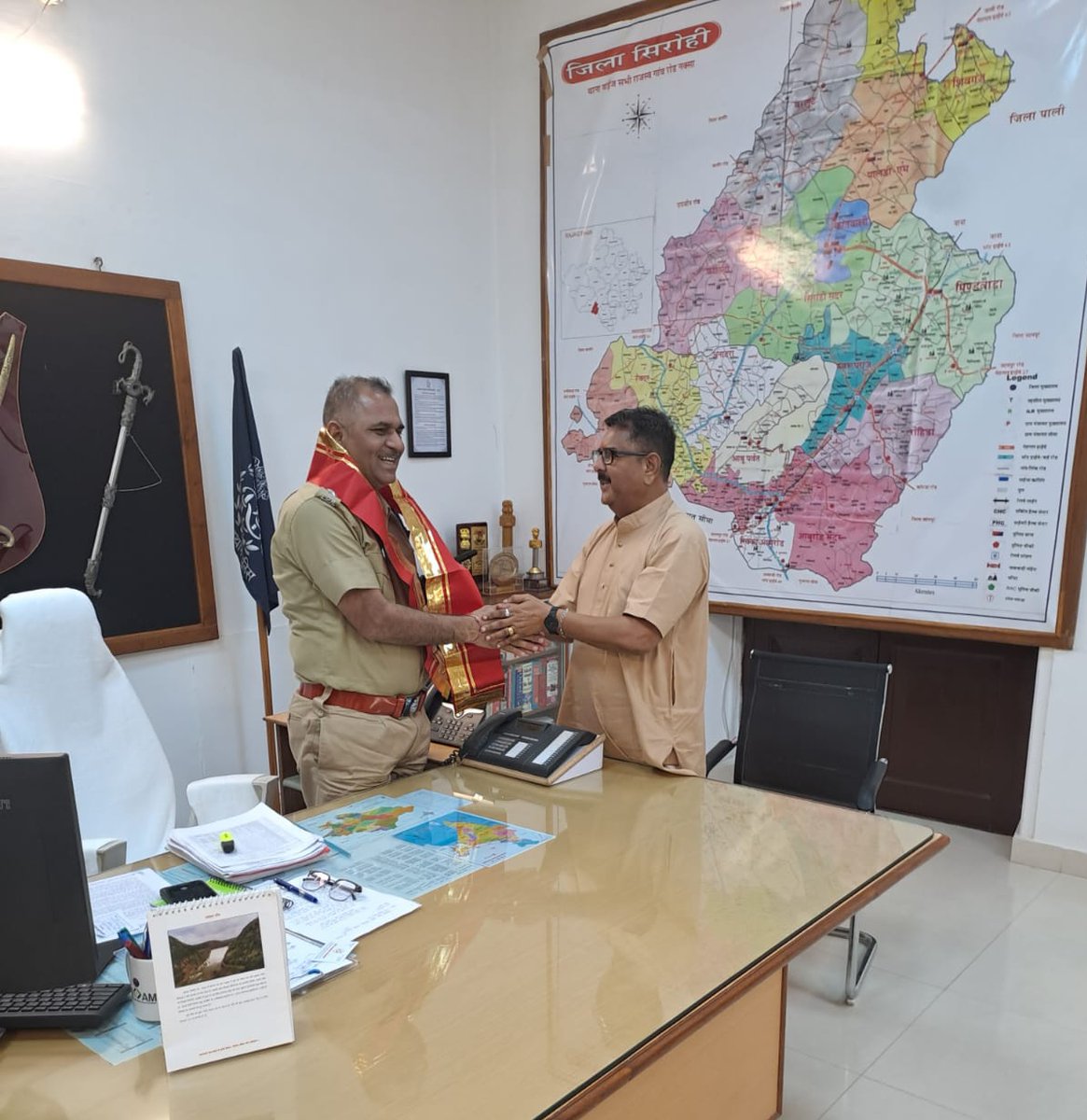 ChouhanSirohi's tweet photo. #Sirohi
"जिले की सुरक्षा व्यवस्था को नई दिशा देने पधारे @SirohiPolice पुलिस अधीक्षक डॉ प्यारेलाल शिवरान जी का आत्मीय स्वागत कर शुभकामना दी,
आपके सशक्त नेतृत्व में #सिरोही  जिले में अपराध नियंत्रण और जनसुरक्षा को नई दिशा मजबूती मिलेगी।" https://t.co/k2hAmoqSZv