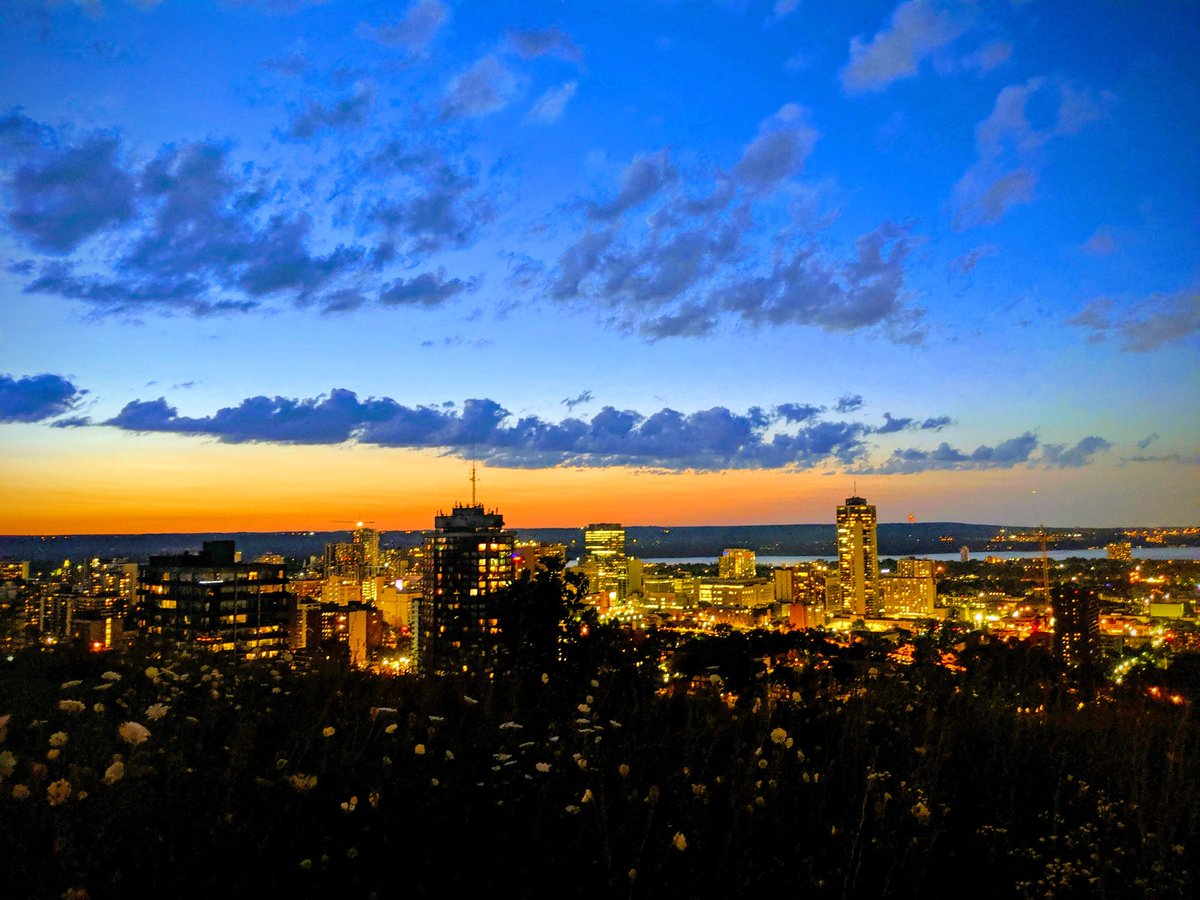 A spectacular sunset in Hamilton (Instagram:highonlifeparth)

#HamOnt #Hamilton