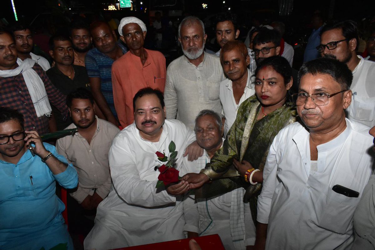 Fatmialiashraf's tweet photo. काफी विलंब एवं देर रात होने के बावजूद भी आपके गर्मजोशी एवं यादगार भेंट-स्वागत के लिए सहृदय धन्यवाद।
@yadavtejashwi 
#Bihar #RJD #india https://t.co/APD7cG9Ax1