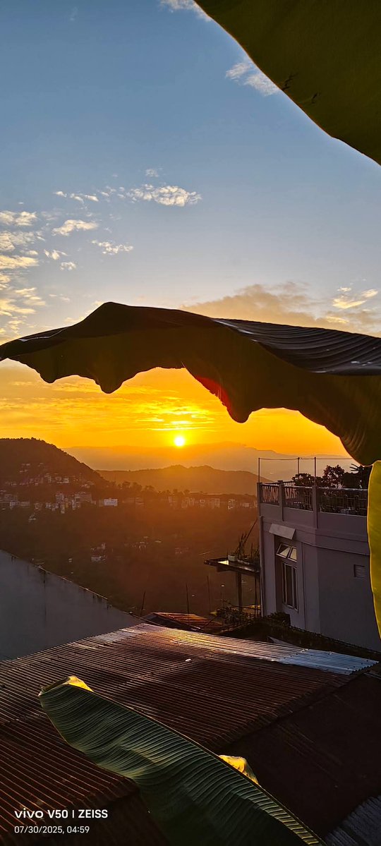 A sunrise is a breath taking display of a nature, transitioning from darkness to light with a vibrant pallette of colours and a calm and renewal.

Happy wednesday my friends 🧡💛