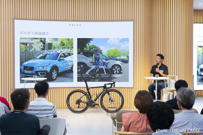 【新城幸也×Volvo「未来のロードレーサーのための特別講座」レポート後編】 
2025年7月5日（土）、東京・港区のVolvo Studio Tokyoで行われた「未来のロードレーサーのための特別講座」。後編ではロードレースについての質問コーナーだけでなく、新城選手自身についてのストーリーも掲載しています。