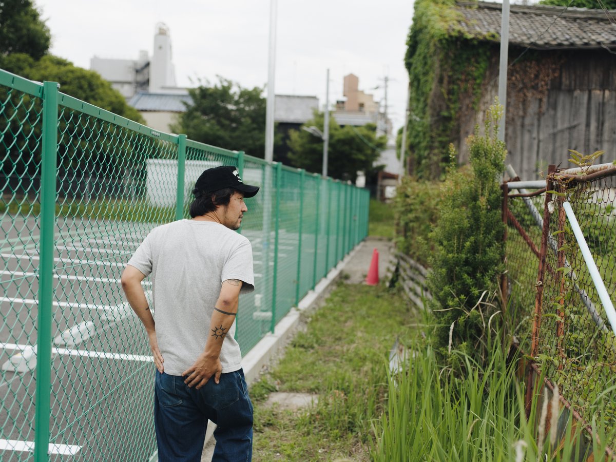 🔥特集04_熾火の記事10

「本当ならバンドだけやって、それで食えたら一番いい」と偽りない本音を聞かせてくれたLOSTAGE（<a href="/LOSTAGE/">LOSTAGE</a>）の五味岳久。自分たちで音楽を届けることにこだわる彼ら。「そうじゃない」からこそ、響くものがあると思うのは私たちの勝手だろうか。

#役回りを引き受けて