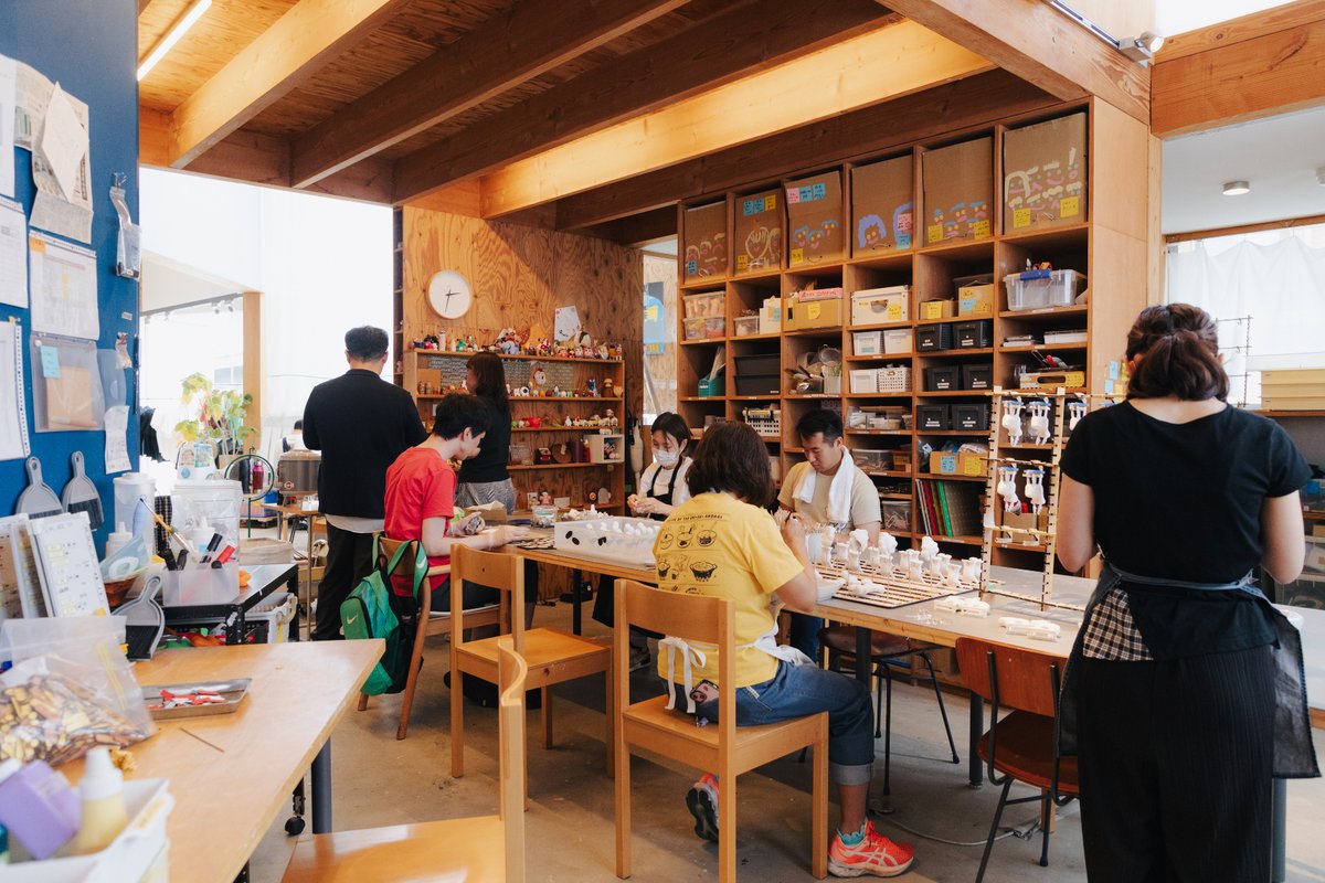 🔥特集04_熾火の記事11

障がいのある人の総合的なアートセンターとして、たんぽぽの家が運営する〈アートセンターHANA〉。日々スタッフのサポートのもと作家が主体的に創作や仕事に取り組む。「表現の前と、後ろ」が大事という話を、理事長の岡部太郎さんに伺った。

#役回りを引き受けて