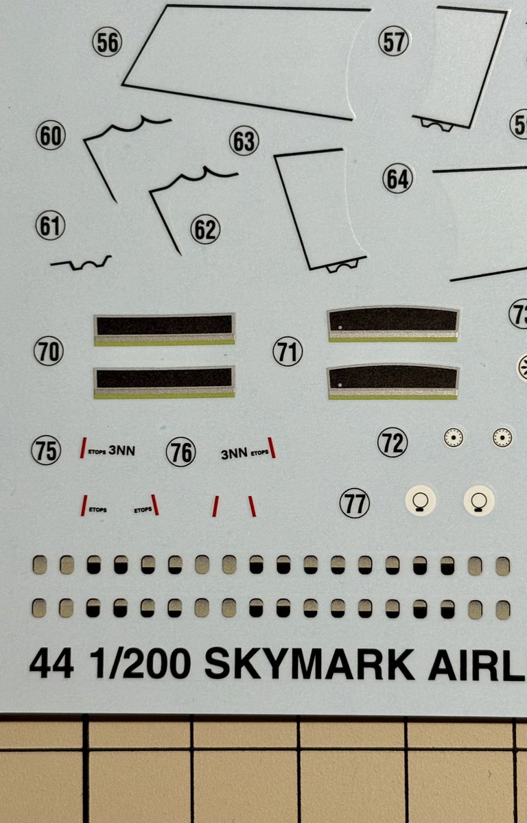 ハセガワ　1/200ボーイング737-800 スカイマーク仕様来た！
　久々のANAとJAL以外のキットですね　楽しみにしていました♪
　モールドが繊細でいい感じ　新作デカールも綺麗です。
　窓デカールがシェードの開閉が再現されているのが秀逸ですね⭐️