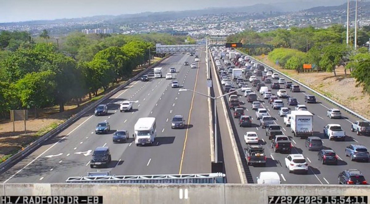 En Honolulu, Hawái, la gente ya comienzan a evacuar de inmediato las áreas costeras y dirigirse a zonas más elevadas debido a la amenaza de tsunami.