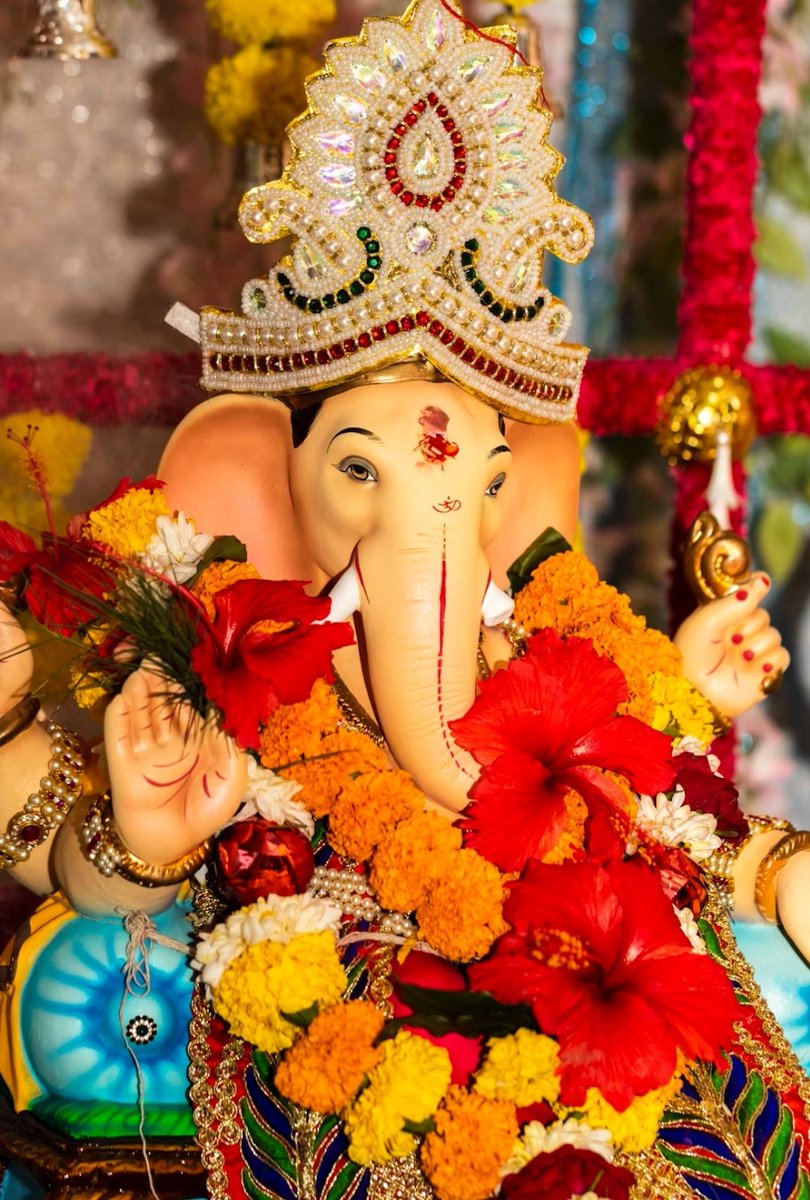 🔔 जय श्री गणेशाय नमः! 🔔
🌸 शुभारंभ के देवता, विघ्नहर्ता श्री गणपति महाराज जी को प्रणाम! 🙏🌸

🔱
वक्रतुण्ड महाकाय सूर्यकोटि समप्रभ।
निर्विघ्नं कुरु मे देव सर्वकार्येषु सर्वदा॥
🔱