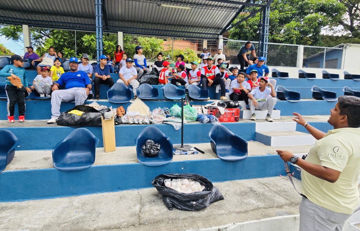 #Dotación⚾️🇸🇻 La Academia Zacamil también recibió el día de hoy su dotación de implementos deportivos, de parte de la <a href="/FedeBeis_SV/">FEDEBEIS</a> , para proseguir su trabajo en la formación de nuevas generaciones de peloteros de esa populosa zona