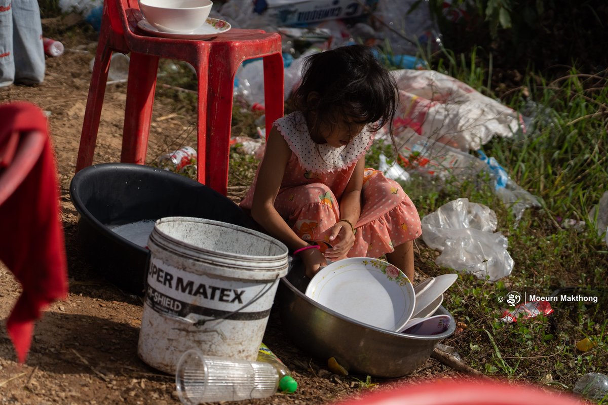 TTNEnglish's tweet image. IN PICTURES: Daily Life of Displaced Residents in Wat Thmar Kambor in Banteay Ampil District

ODDAR MEANCHEY – Despite access to bathrooms and sanitation facilities at their temporary shelter, shortages persist due to the large number of evacuees. Some residents say they prefer…