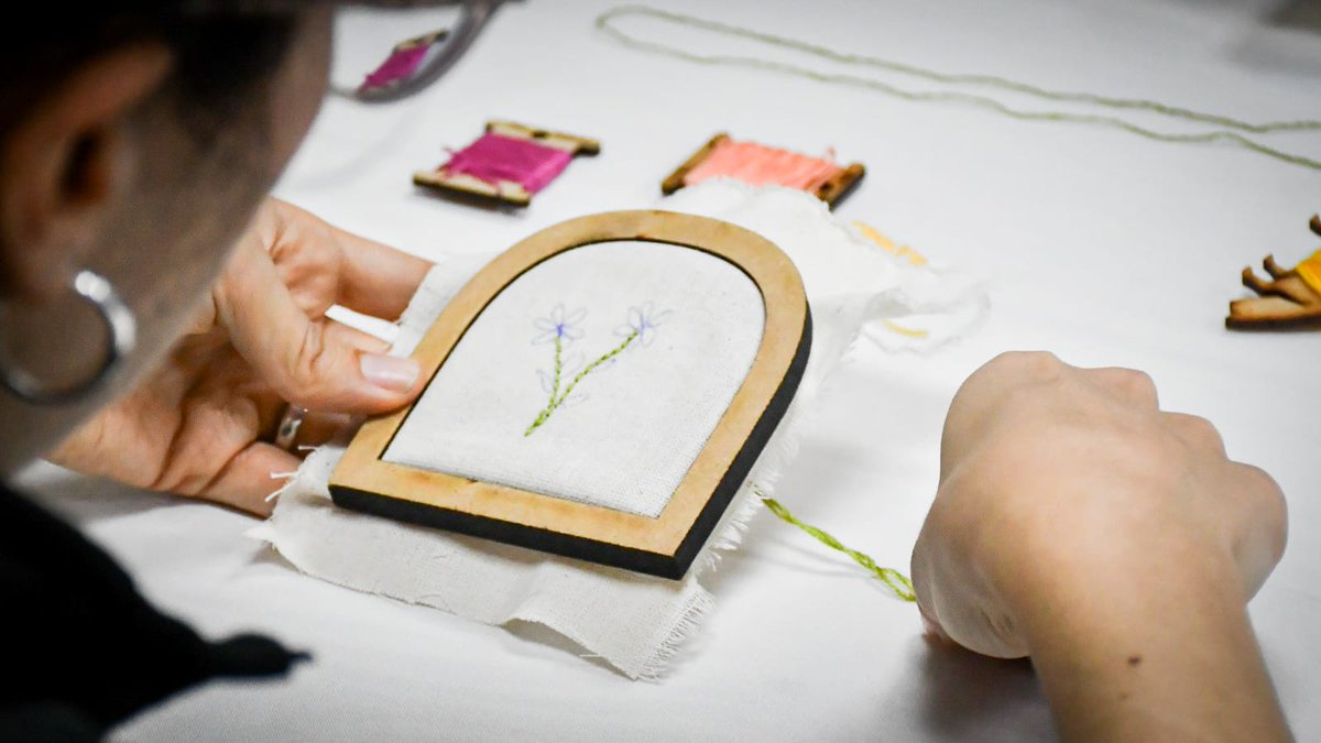 Pino_Ush's tweet photo. #QueremosQueSeasParte
Taller de tejido y crochet en el Centro Cultural Nueva Argentina para principiantes libres y gratuitas.
La actividad estuvo a cargo de la profesora Susana Confreta, en el marco de la muestra “Fachadas del mundo en el recuerdo”. https://t.co/OxOLr6nl6v