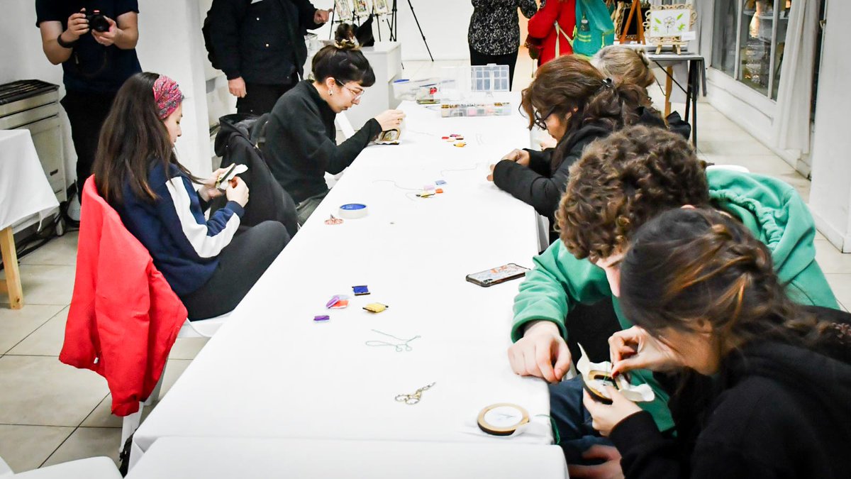 Pino_Ush's tweet photo. #QueremosQueSeasParte
Taller de tejido y crochet en el Centro Cultural Nueva Argentina para principiantes libres y gratuitas.
La actividad estuvo a cargo de la profesora Susana Confreta, en el marco de la muestra “Fachadas del mundo en el recuerdo”. https://t.co/OxOLr6nl6v