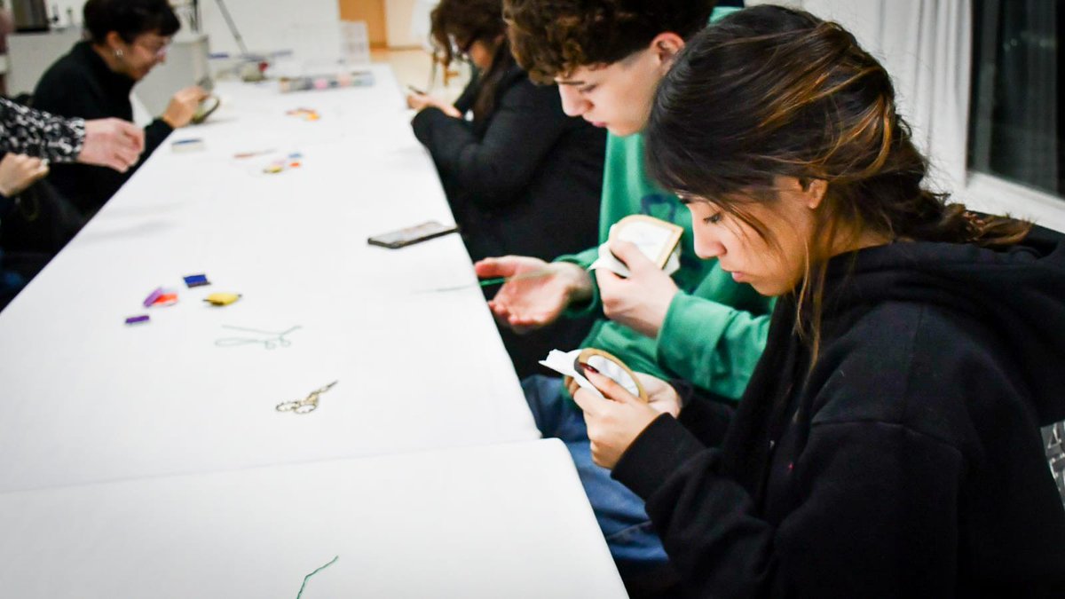 Pino_Ush's tweet photo. #QueremosQueSeasParte
Taller de tejido y crochet en el Centro Cultural Nueva Argentina para principiantes libres y gratuitas.
La actividad estuvo a cargo de la profesora Susana Confreta, en el marco de la muestra “Fachadas del mundo en el recuerdo”. https://t.co/OxOLr6nl6v