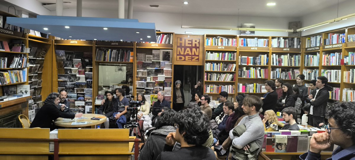 Parados, en el fondo, los chicos del club del cosmos del <a href="/planetarioBA/">Planetario Galileo Galilei</a> en la charla de <a href="/GastonGiribet/">Gaston Giribet</a> y <a href="/joseedelstein/">Jose Edelstein</a> esta tarde en <a href="/hernandezlibre/">Librería Hernández</a>. Algunos estudian física, otros profesorados en ciencia, otros ingeniería y otros están en el secundario aún. ❤️