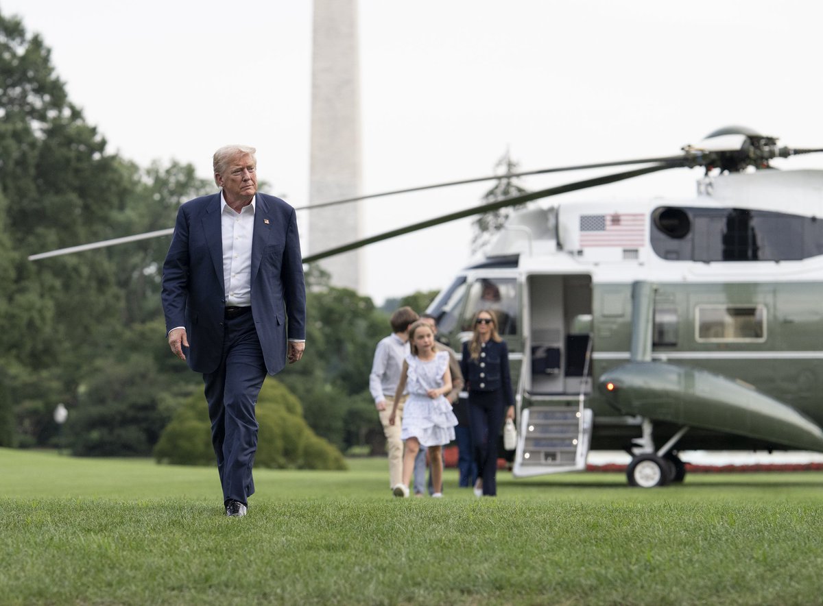 Best picture of the day. 🇺🇸

Welcome home, Mr. President.