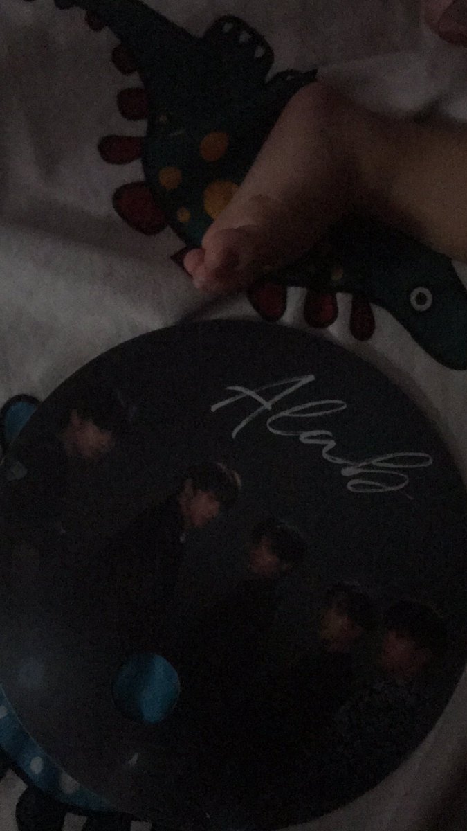Ysa_Nase's tweet photo. Still using this pag brown out hehehe tagal monaaaa sakin at ang tagal kona sa pamilya toh hindi nakakapag sisi Mahalima habang buhay talaga!😭😭😭 di pa afford mga merch ngayon busy pa maging mommy hehehe 

#SB19 @SB19Official https://t.co/osXv90mwzZ