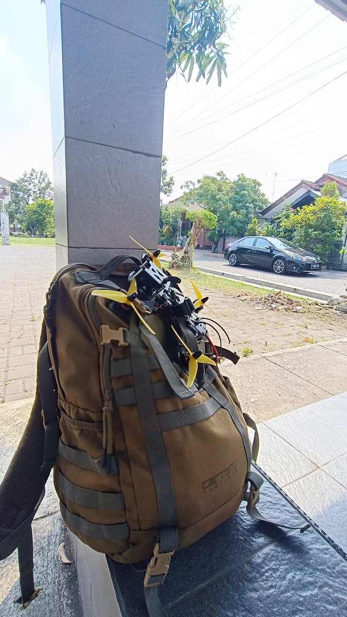 yonathanAP48's tweet photo. @Jatosint @marinir_tni_al Siap aja direkrut jadi pilot asal gaji lebih dari UMR https://t.co/sqhjnEmfg0