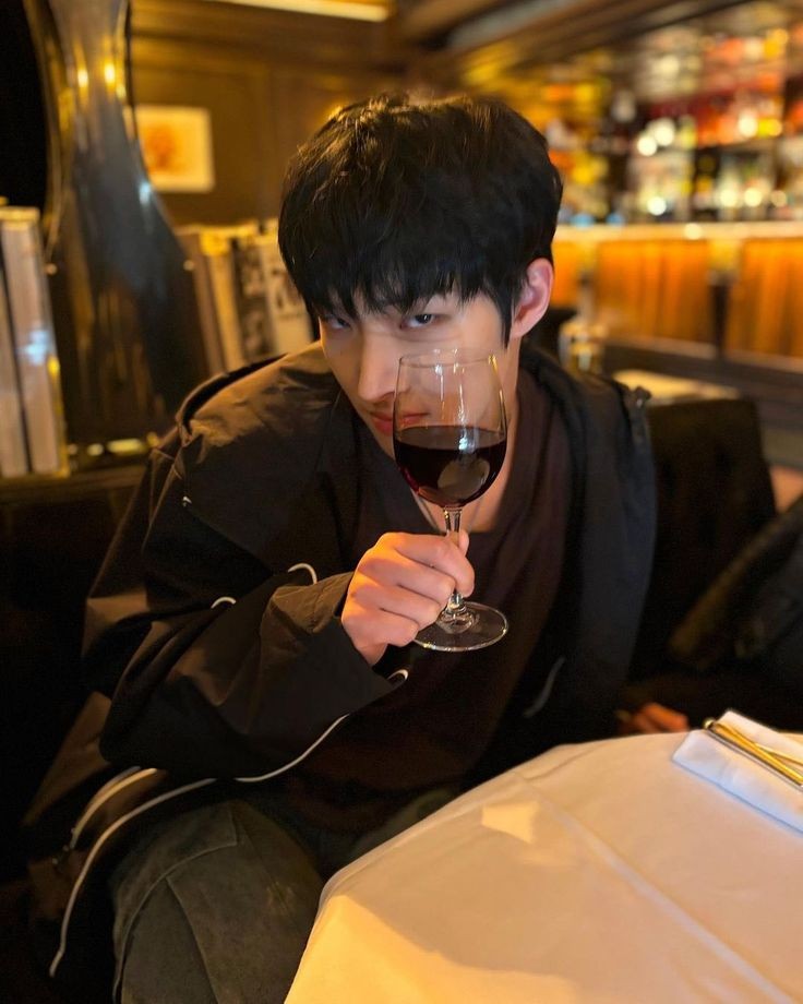 —— I'm so mature, collected, and sensible
Except when I get hit with rejection
To turn me down, well, that's just unethical
I'll turn into someone you're scared to know ——