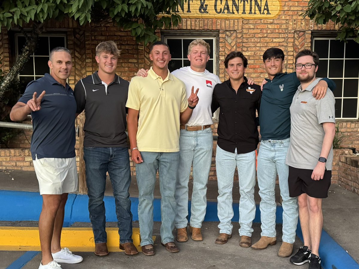Pre-Training camp dinner with the QBs this evening.  Extremely proud of how hard this group has worked and can’t wait to get rolling tomorrow!!
#AlwaysCompete
#UnityIsTheSecret
#WinToday✌🏼
