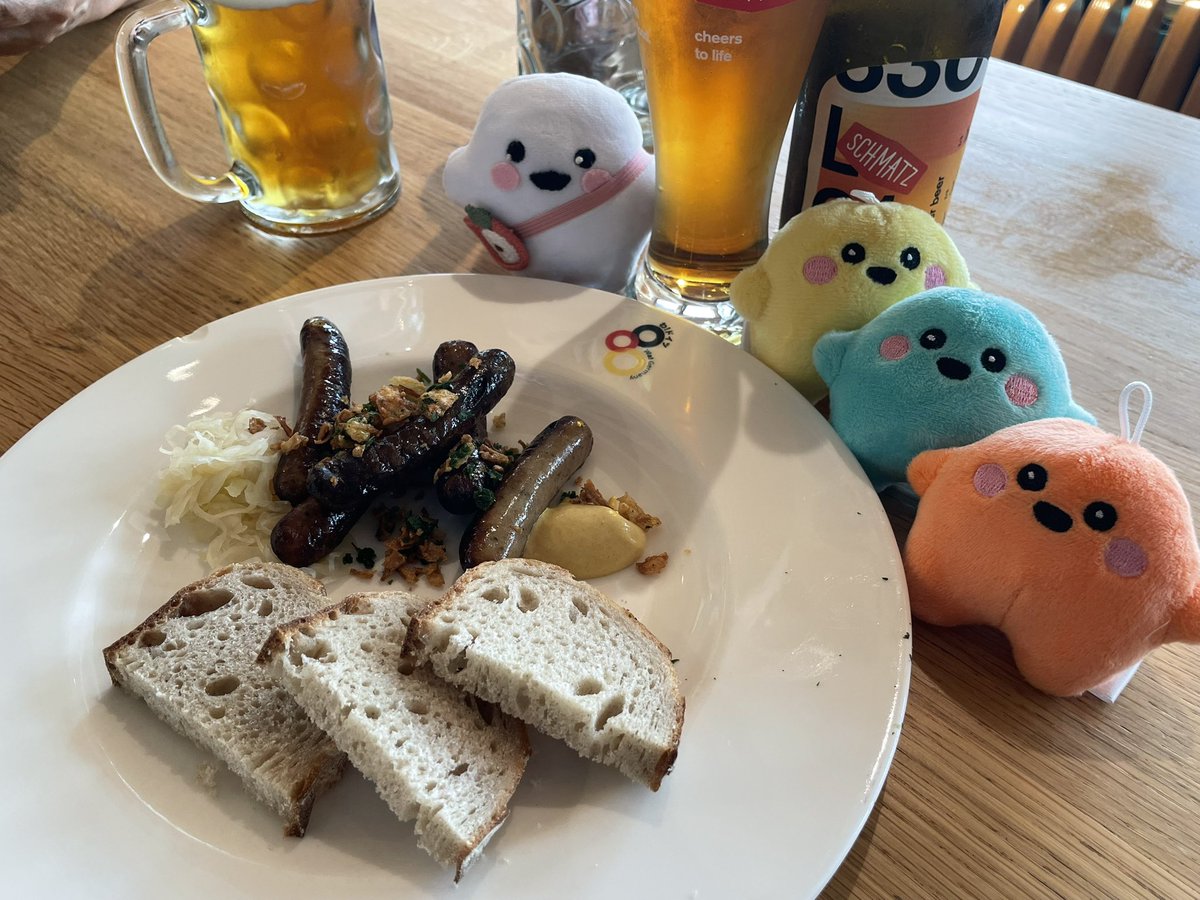 イェーイ！無事サーキュラーちゃんお迎え出来ました！ついでに開いたばっかりのドイツ館レストラン行こ！って思ったら初めましてのマダムと相席！万博のお話色々しながらビールとソーセージを楽しみました〜！素敵なマダムでした……🥰
