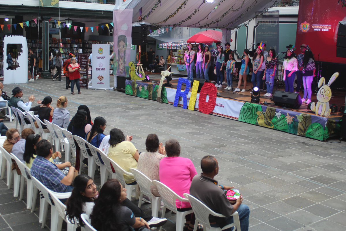 ¡Tradición, arte y juventud compartiendo un mismo escenario en la #35FNLIyL 🎶!

La Agrupación de Danzas Comunitarias Chikometepetl llenó el foro de color y energía, mientras el Coro del Colegio Preparatorio de Xalapa Vespertino nos conmovió con su gran talento.