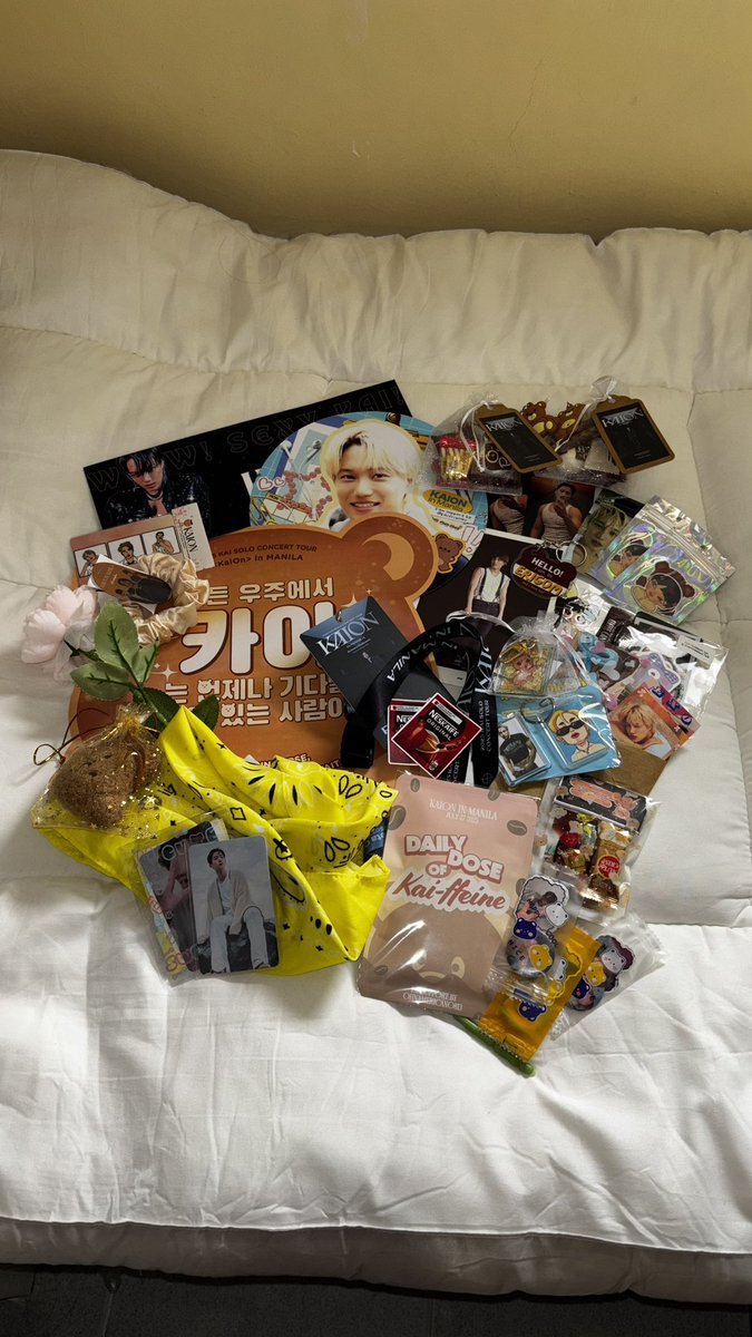 JENME0NG's tweet photo. my boyfriend going above and beyond to accompany me pre-concert — he even got me freebies because he was in the venue earlier than me (his first time btw)🥹

#KAI #카이 
#KAIONinMANILA
#KAIONinMNL
#KAIinMANILA2025 https://t.co/JQ0hweN0Yl