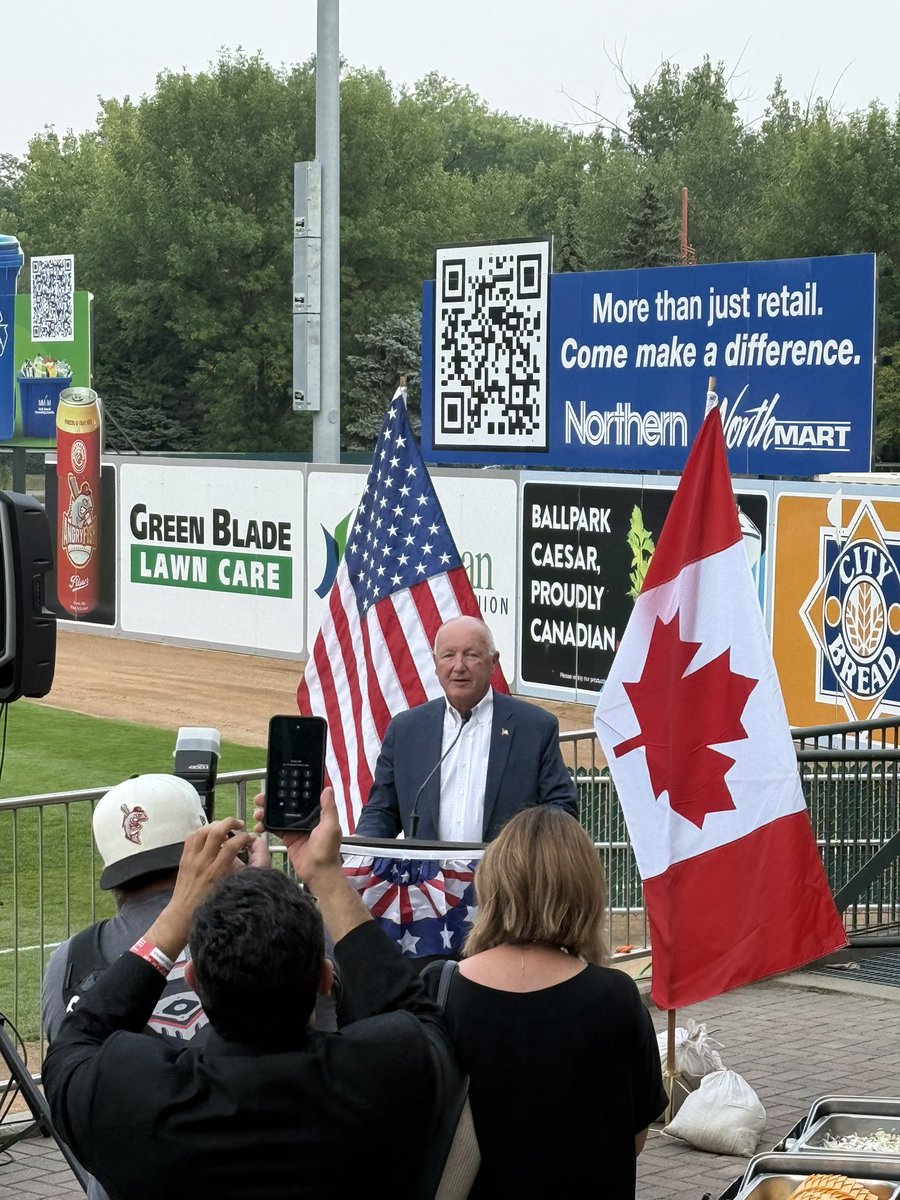 At a reception this evening for U.S. Ambassador Pete Hoekstra.
It is a challenging time for Canada-U.S. relations. But it is important to work on the differences and build upon those things we agree. Because this moment in time will pass.  And new opportunities are ahead.#CDNPoli