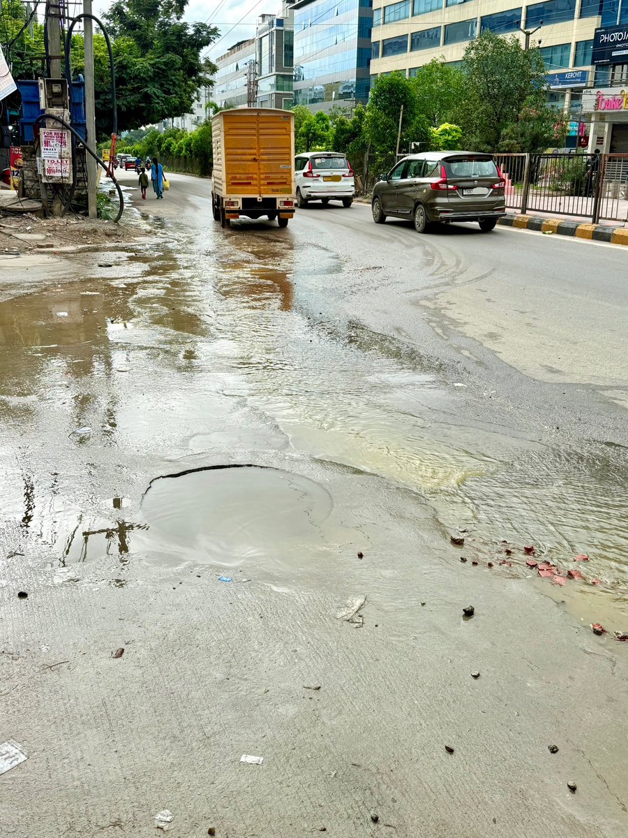 ScarletOhHara's tweet photo. @GHMCOnline @CommissionrGHMC - can you please fix the road in Ayyappa Society, esp the one between Taaza Tiffins and Pure &amp; Natural? It is quite normal for people to wade their way through sewage water here, stinking and unsanitary, through the year.
@gadwalvijayainc https://t.co/gj35js30ST