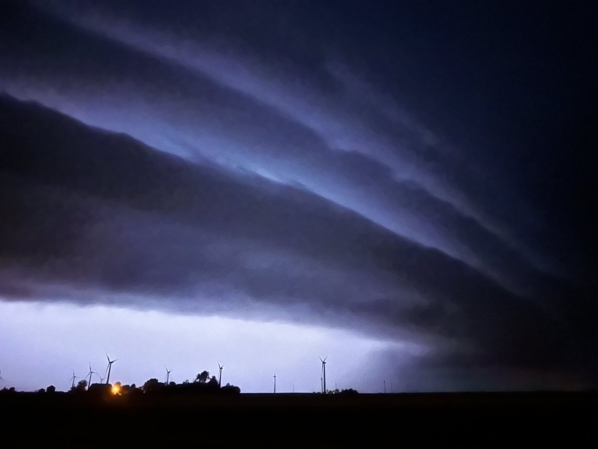 Epic Shelf cloud near Pocahontas, IA rn! #iawx