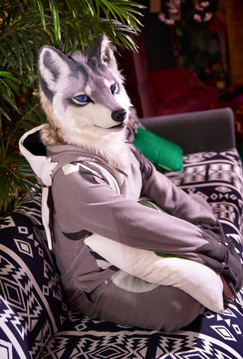 거기 서서 뭐해~! 옆에 앉을래? 🐾
What are you doing just standing there~? Wanna sit next to me?🐾