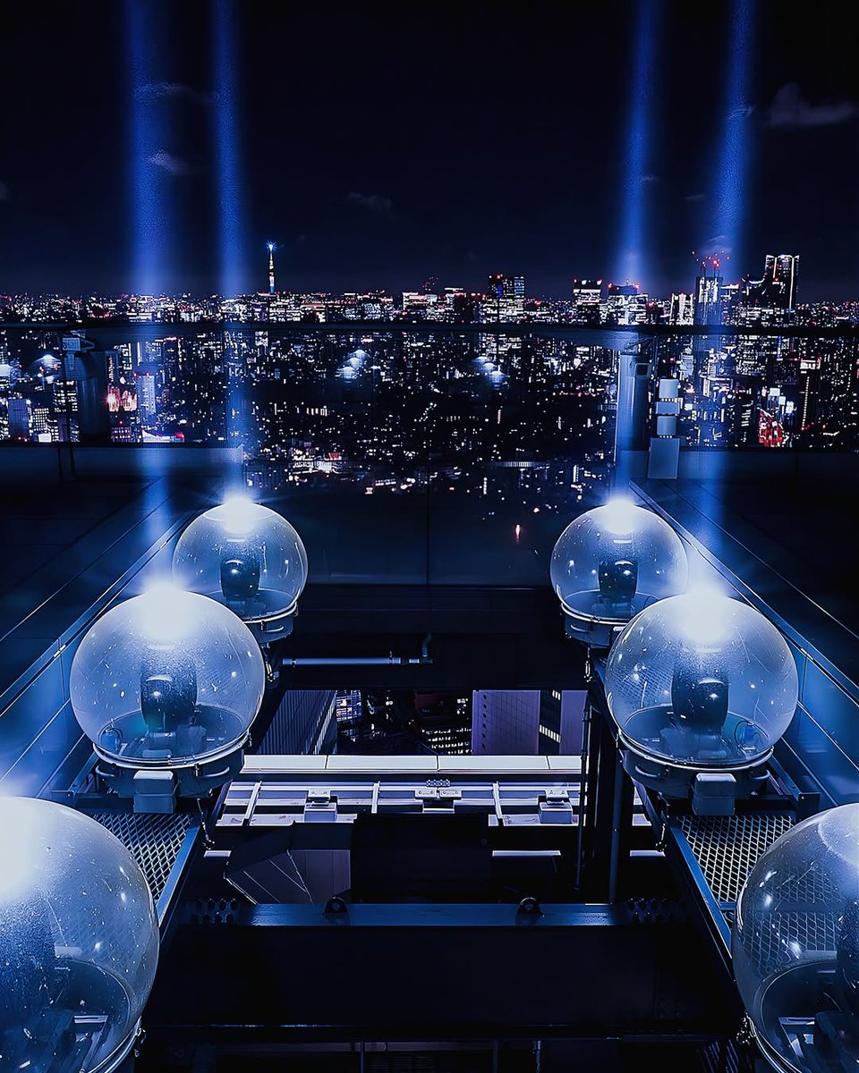 𓂃 Shibuya Sky 
渋谷の空へとのびる光と夜景💫
前回訪れたときはあいにくの雨模様でしたが…☔️
今回リベンジで行ったこの日は遠くまで澄んで
見えるくらいの綺麗な東京の夜景が望めました✨.
#東京絶景
#撮影
#カメラ好きな人と繋がりたい
#ファインダー越しの私の世界
#夜景ら部
#都市夜景
#時差投稿