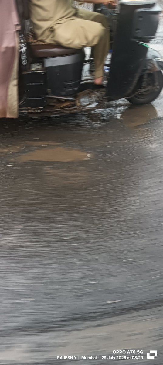 IycRaj's tweet photo. @mybmc @Dev_Fadnavis @CMOMaharashtra @MMRDAOfficial
Western Express Highway Santacruz bridge always taking more time.. Traffic is going beyond Airport.. @mybmc made new flyover but below new fly over traffic issue.. Please check and action https://t.co/kxQ9Y2sc9H