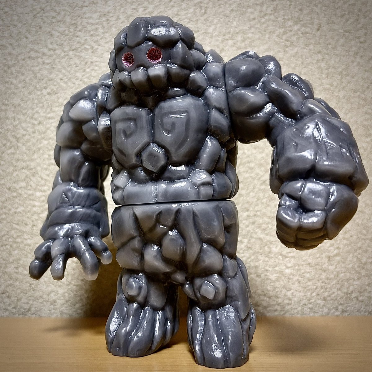 kidai003's tweet photo. ロックスリィ 守護の石像
今日か明日にBOOTH通販できたらいいなと思ってます
2色の素体色をいかしつつフラットベースの量を調整して全体を「半つや消し」に塗装してテカリを抑えて濡れ石っぽくしてみました
#ロックスリィ #ソフビ #sofubi #キダイ玩具室 #rockmonster https://t.co/dhy08SecJ5