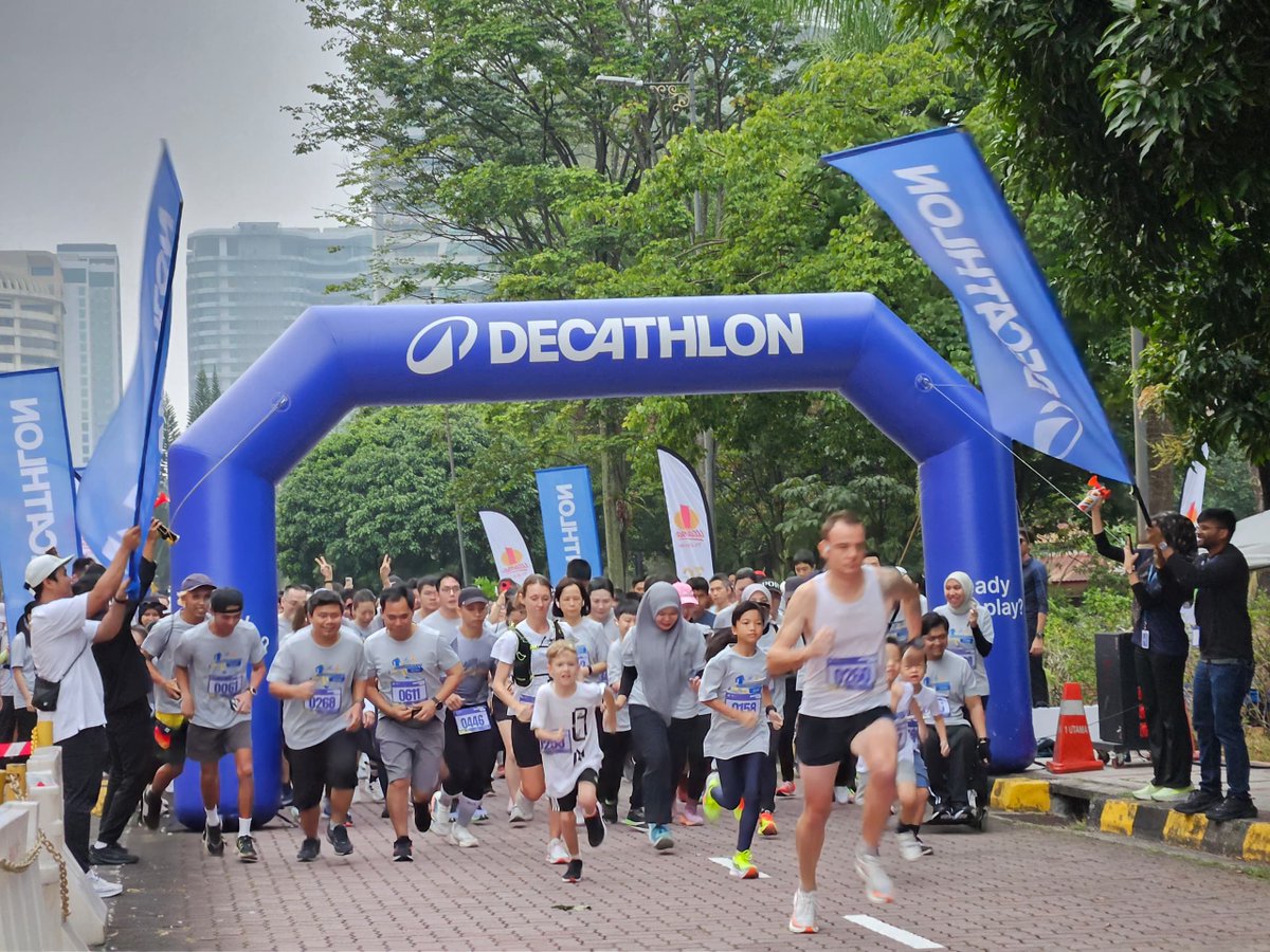 1UtamaOfficial's tweet photo. Run the race. Beat the odds. Cross the finish line. 🏃‍♂️🏃‍♀️

It's not about speed; it's about the story in every step. 👣

5K conquered. Legs burning. Spirit soaring. 🦵🔥

For more community events like this, be sure to follow 1 Utama on social media! 👉📱

#1Utama #5KMarathon https://t.co/Mf5lcUjJbq