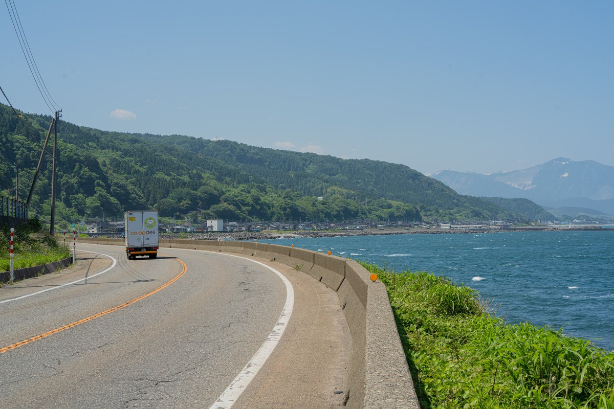 roadjapan's tweet photo. 自��は海���いの道が好きです。こんな日だからこそ、どうか海が平和でありますように。国道8号より。 https://t.co/fOb1XddeMq