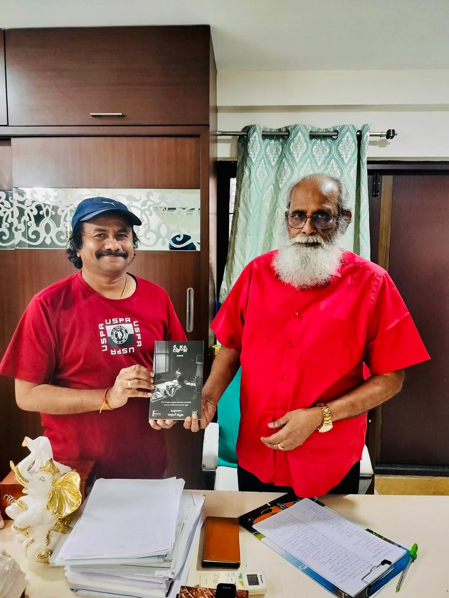 Teluguvision (@teluguvision_) on Twitter photo సినీ రచయిత అవుదాం అనుకున్న ప్రతి ఒక్కరు చదువుకుని పదిలంగా దాచుకోవాల్సిన పుస్తకం స్క్రీన్ ప్లే. రచయిత విజయేంద్రప్రసాద్ గారు స్క్రీన్ ప్లే పుస్తకం ను తెలుగులో అనువదించిన డార్లింగ్ స్వామి గారిని అభినందించడం విశేషం
amzn.in/d/6ijVJxN
<a href="/DarlingSwamy9/">Darling Swamy</a> <a href="/vrsiddareddy/">Venkat Sid</a>
<a href="/AnvikshikiPub/">Anvikshiki Publishers</a> సినీ రచయిత అవుదాం అనుకున్న ప్రతి ఒక్కరు చదువుకుని పదిలంగా దాచుకోవాల్సిన పుస్తకం స్క్రీన్ ప్లే. రచయిత విజయేంద్రప్రసాద్ గారు స్క్రీన్ ప్లే పుస్తకం ను తెలుగులో అనువదించిన డార్లింగ్ స్వామి గారిని అభినందించడం విశేషం
amzn.in/d/6ijVJxN
<a href="/DarlingSwamy9/">Darling Swamy</a> <a href="/vrsiddareddy/">Venkat Sid</a>
<a href="/AnvikshikiPub/">Anvikshiki Publishers</a>