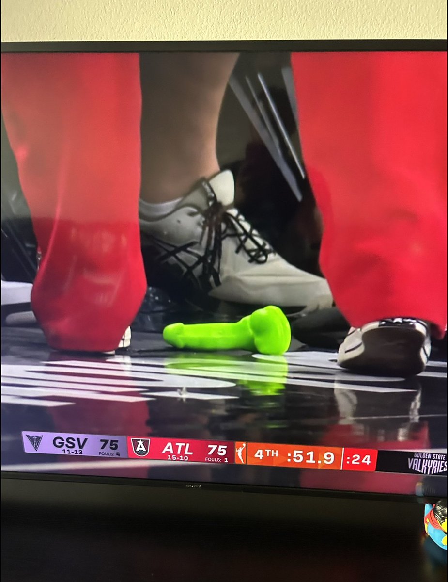 _alphashark_'s tweet image. Looks like somebody just invented a new sport. 

Green mic tossing 

It's like the WNBA meets karaoke night 

Who needs a halftime show when you can have a spontaneous jam session on the court?

#MicToss
#WNBAKaraoke
#NewSport
#HalftimeShow
#Comedy
#Funny
#WhatIsHappening