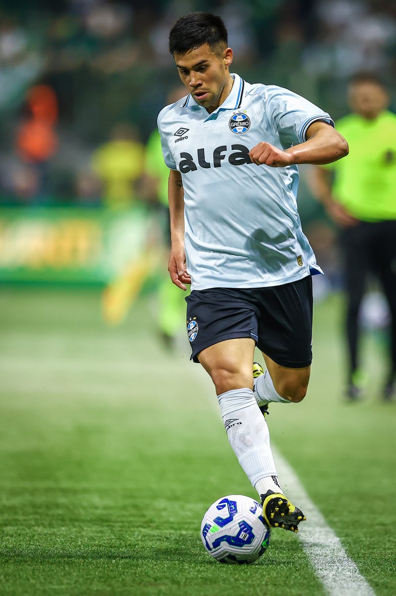 tapiafootball's tweet photo. 🇧🇷 #Brasileirao2025 Benjamín Kuscevic fue titular y capitán de Fortaleza en la derrota por 2-1 visitando a Gremio, en partido de la fecha 14 del Brasileirao. En el Tricolor gaúcho, Alexander Aravena fue suplente y no entró.
#GRExFOR https://t.co/9tcWaRAtBb